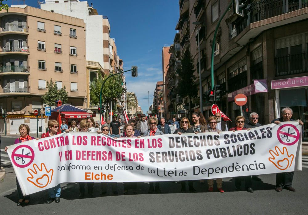 La manifestación del Día del Trabajador recorre las calles ilicitanas y exige al Gobierno derogar la reforma laboral