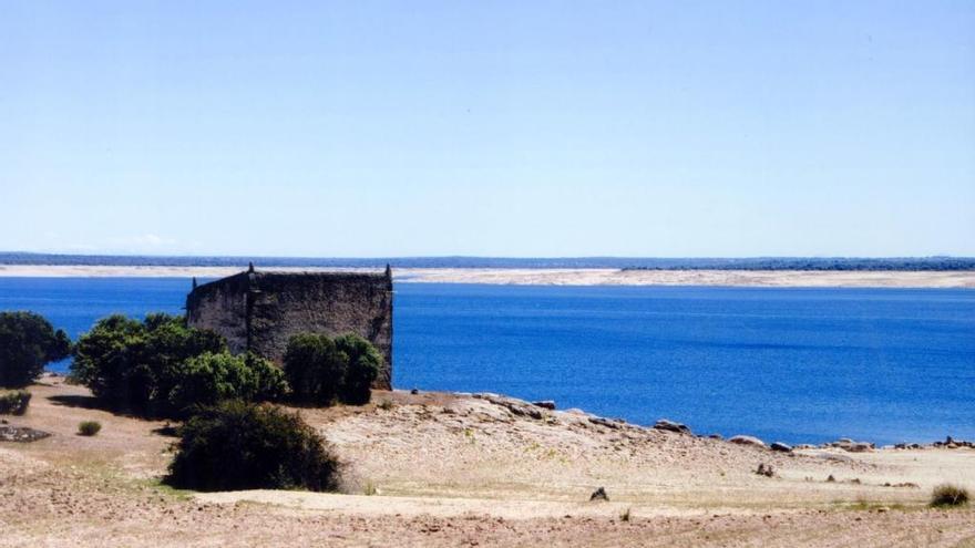 Paisaje del embalse de Almendra visto desde la zona de Cibanal, con un palomar típico de la provincia de Zamora.