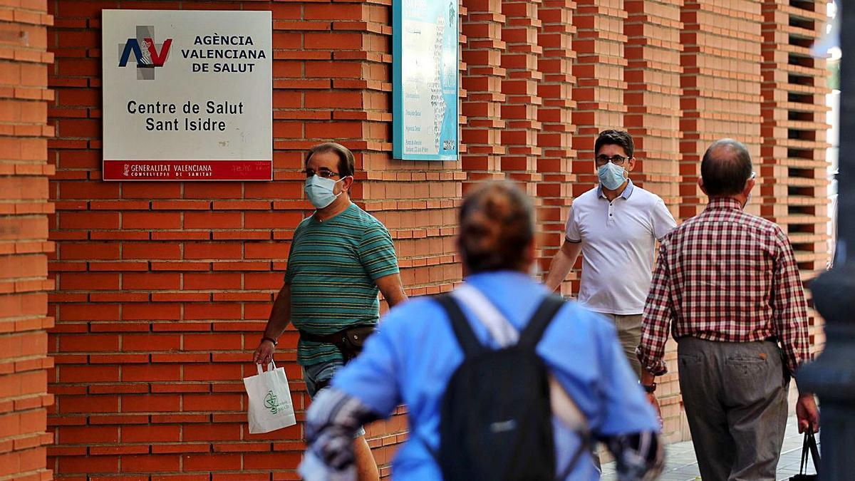 Un hombre entra al Centro de Salud de San Isidro, en València. | F CALABUIG