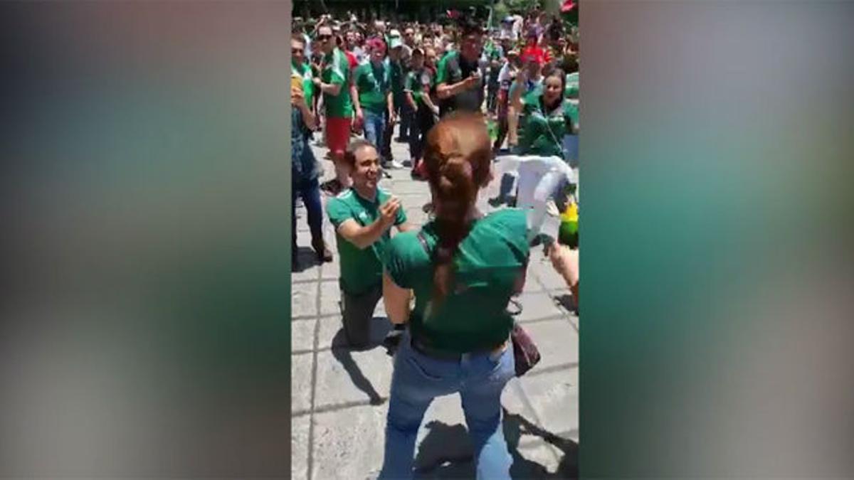 Un hincha le pide matrimonio a su novia tras la victoria de México