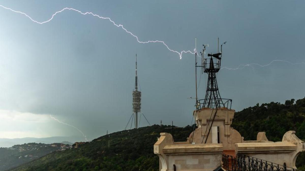 Un rayo surca el cielo de Barcelona en la tormenta de este lunes por la tarde, en Collserola.