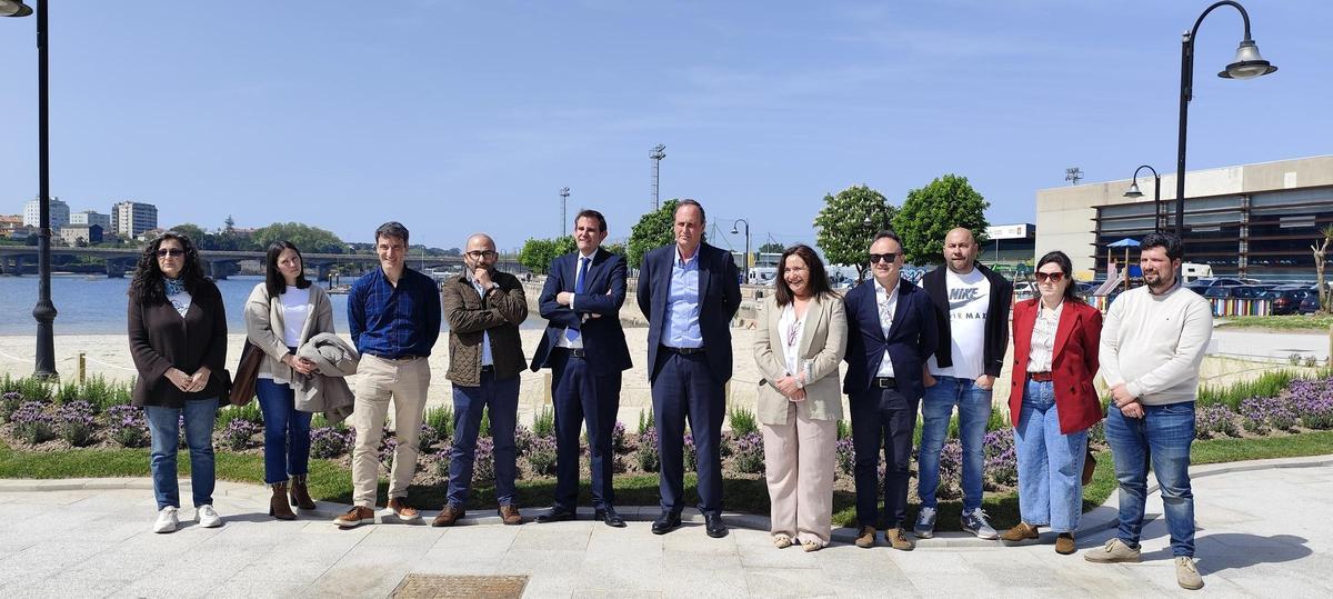 Presentación hoy de las obras en Bouzas, con Botana, Ortiz y representantes de la villa marinera.