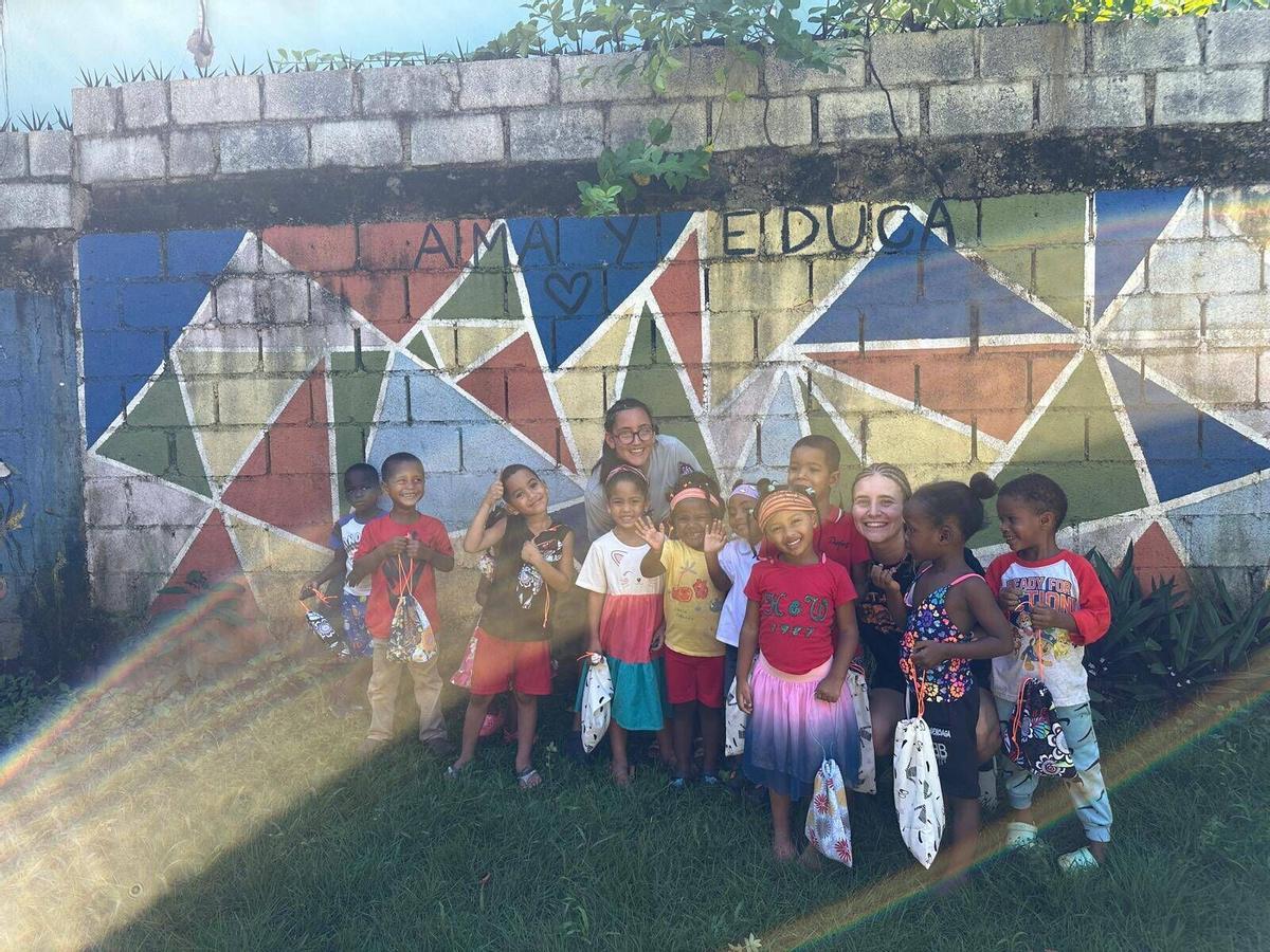 Imatges del voluntariat de Tiana Catany, d'Artés, en una escola de la República Dominicana Imatges del voluntariat de Tiana Catany, d'Artés, en una escola de la República Dominicana
