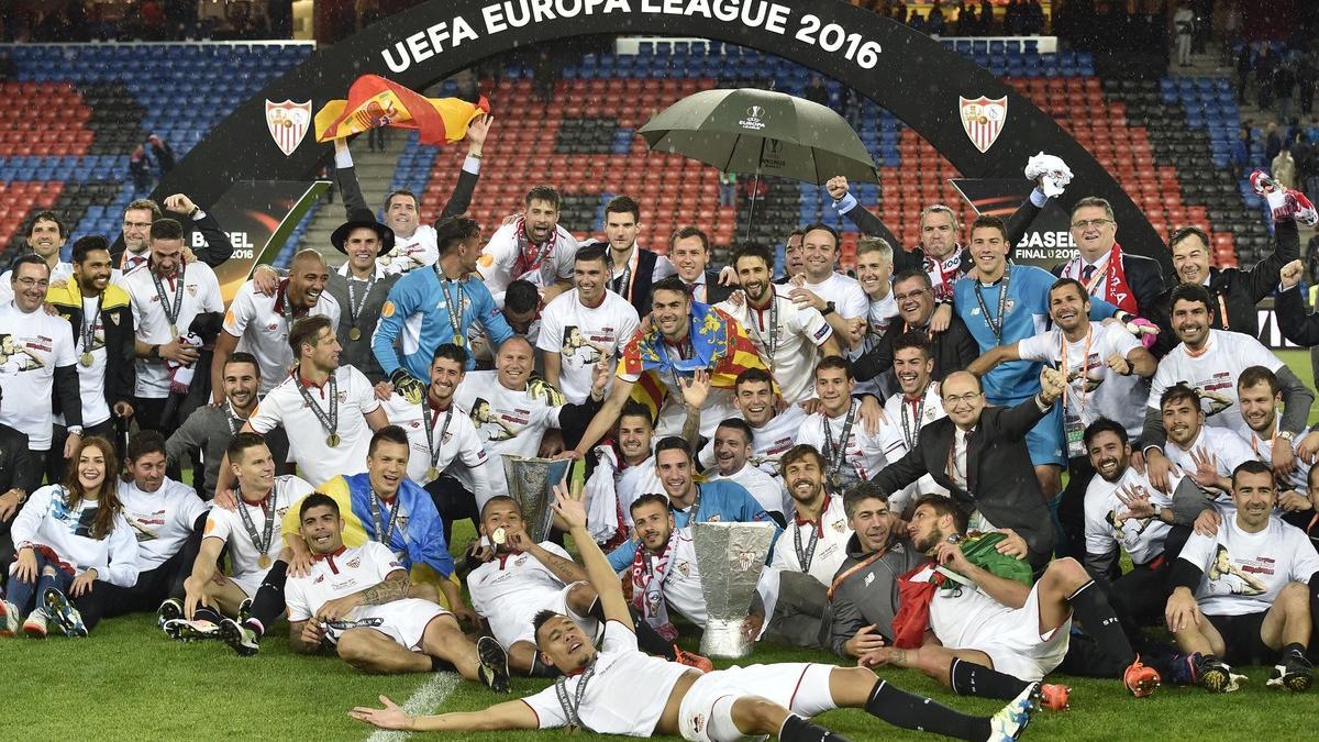 Los jugadores del Sevilla celebran su quinta Europa League