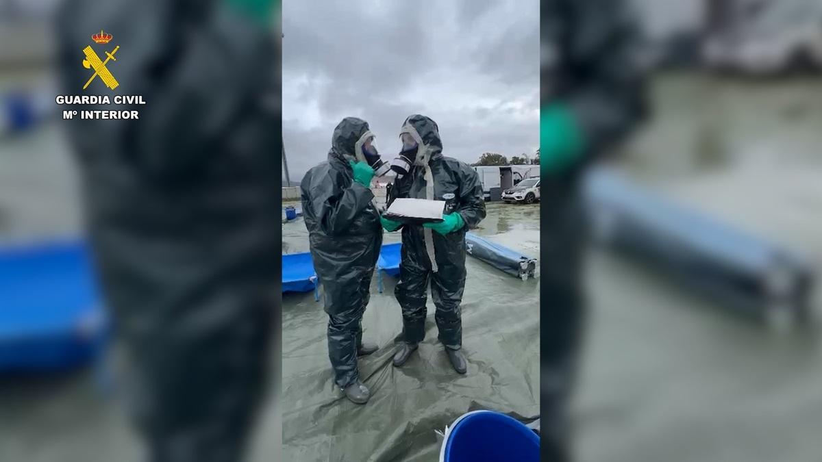 Guardias civiles con protección NRBQ (nuclear, radiológica, biológica y química) durante el ejercicio práctico en Córdoba.