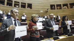 El grup socialista a les corts valencianes mostra cartells en contra del tancament de RTVV, durant el ple celebrat aquesta tarda.