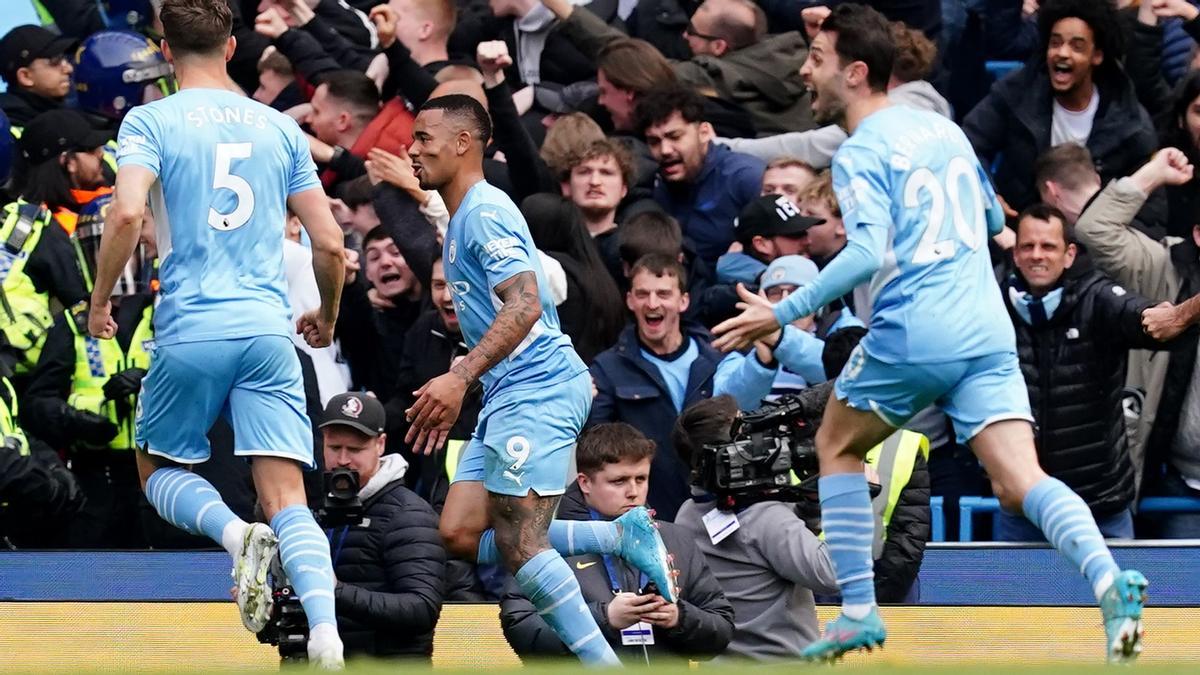 Gabriel Jesus corre a celebrar el 2-1 perseguido por Stones y Bernardo Silva.