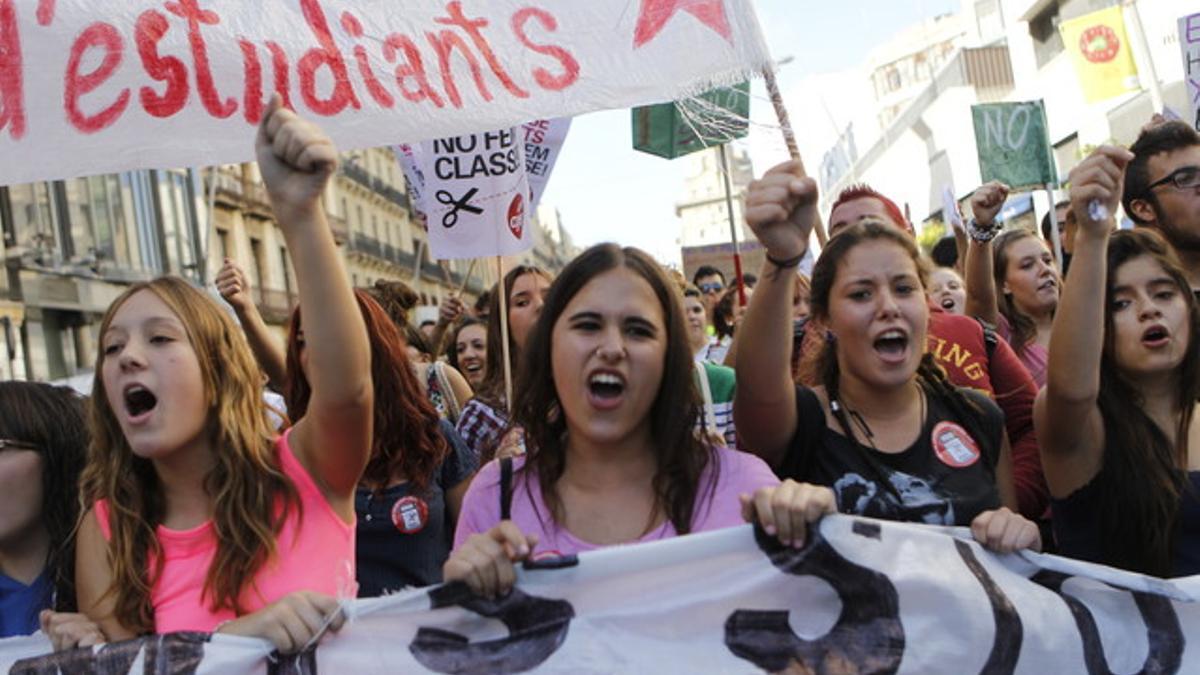 Estudiantes manifestándose por el centro de Barcelona.