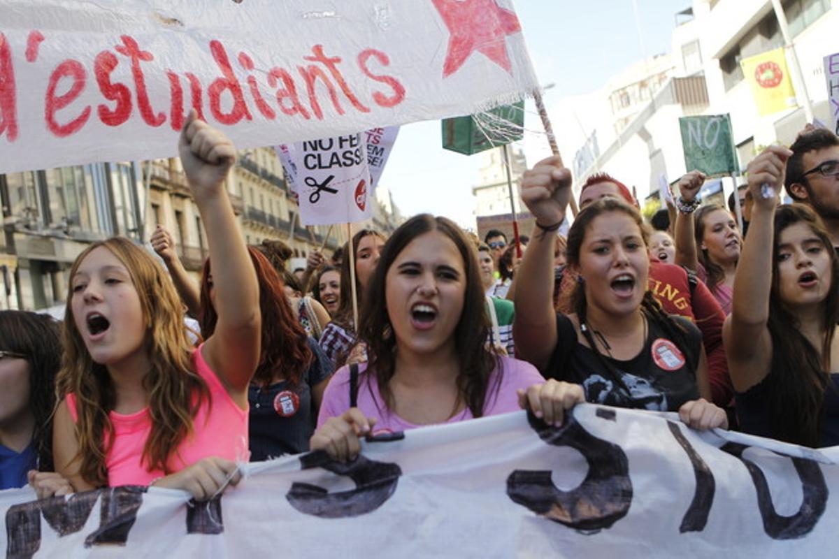 Estudiantes manifestándose por el centro de Barcelona.