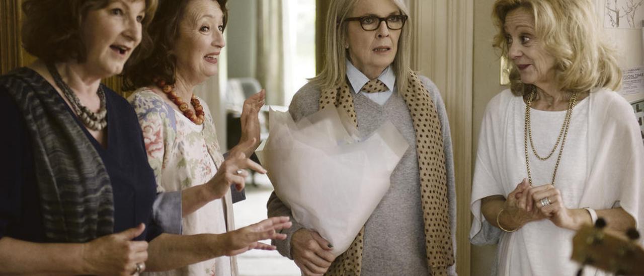 Diane Keaton (segunda por la derecha), en &quot;Una cita en el parque&quot;. // Nick Wall