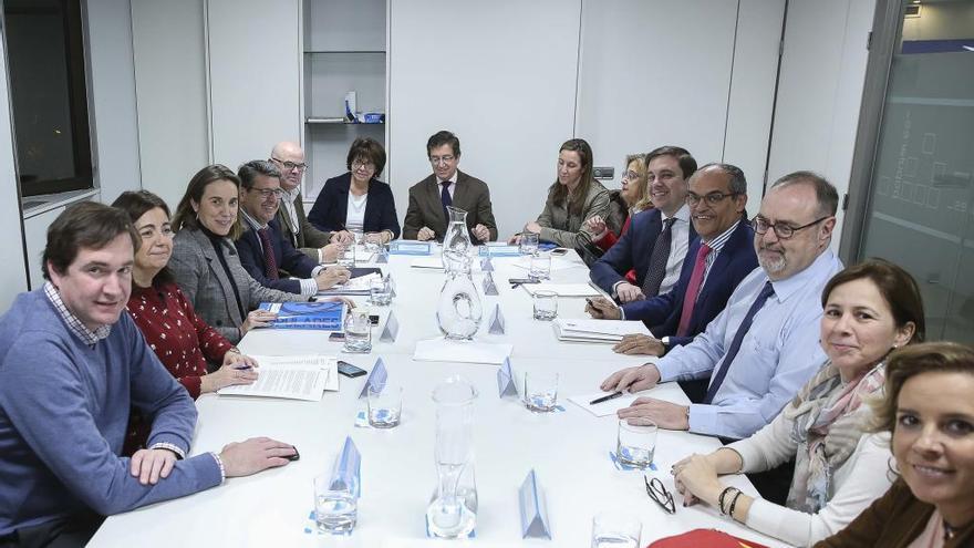 Los consejeros de las cinco autonomías Populares, entre ellos Martínez-Cachá, ayer en Madrid.