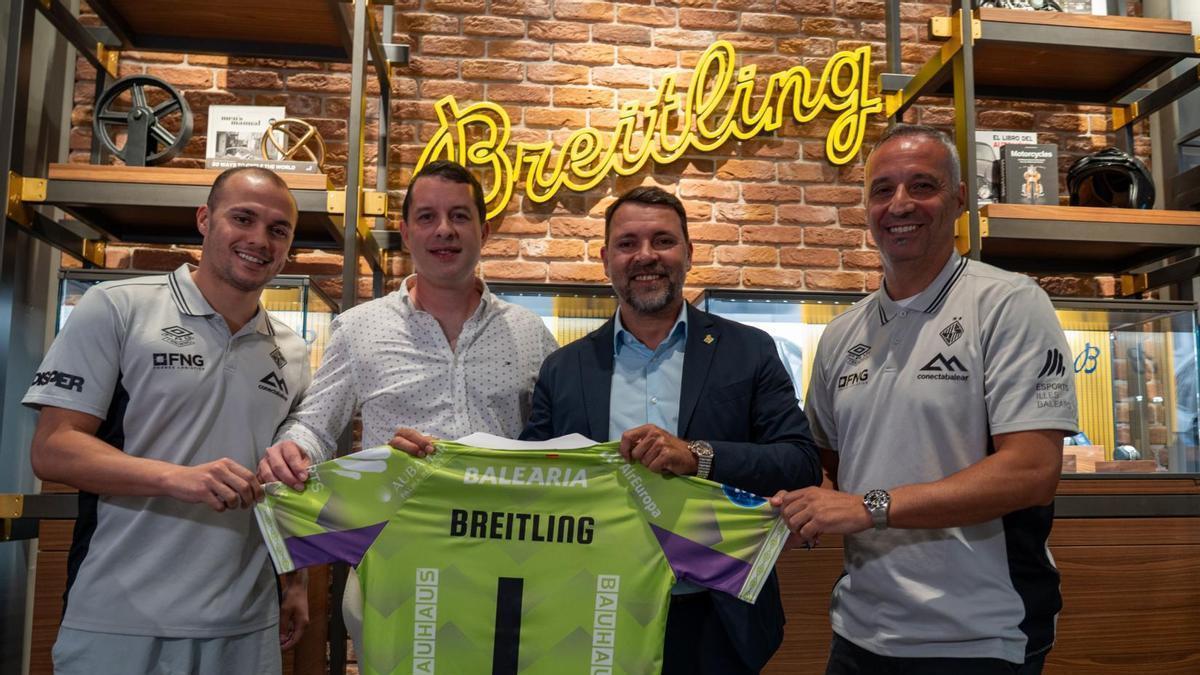Fabinho, Maxime Germe, José Tirado y Antonio Vadillo posan en la Boutique de Breitling.