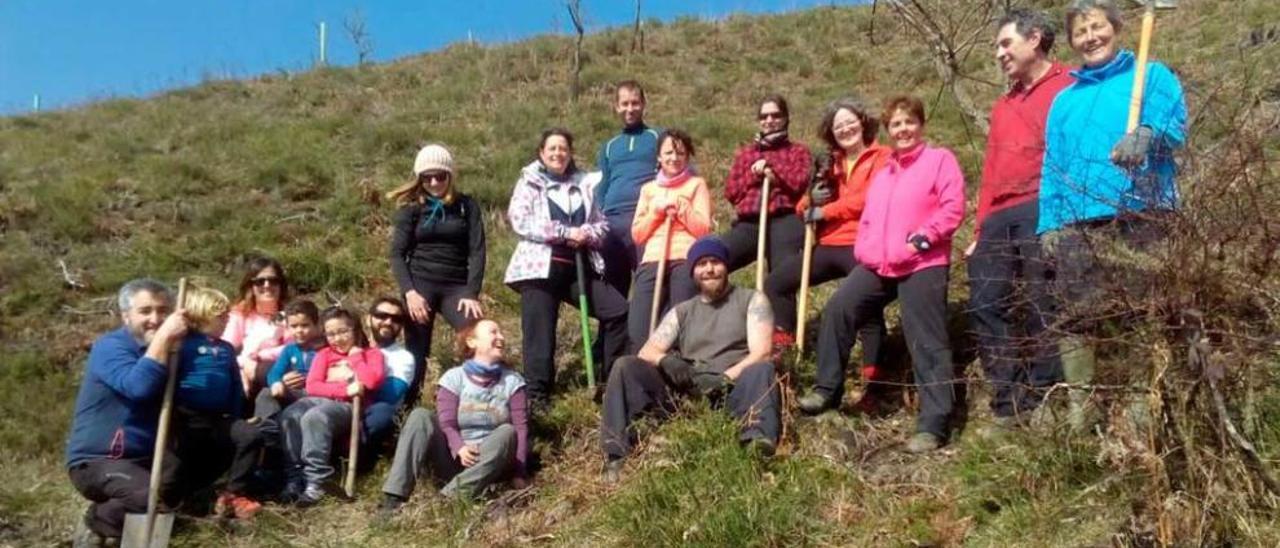 Los voluntarios montañeros y los integrantes de &quot;Proyecto Roble&quot;, durante la plantación en Onís.