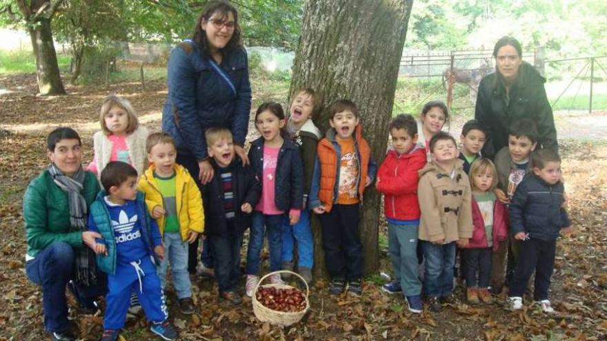 Recogida de castañas de alumnos de la Escola de Donramiro