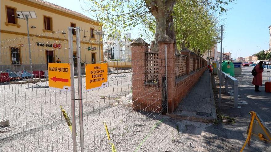 A la adecuación del párking, que asume Renfe, seguirá el derribo del muro y la creación del intercambiador de transportes que asume el consistorio.