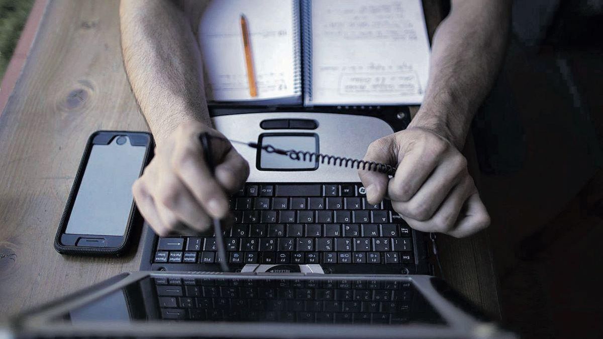 Un trabajador teletrabaja en su casa. Las nuevas prácticas laborales han favorecido el traslado a los pueblos.