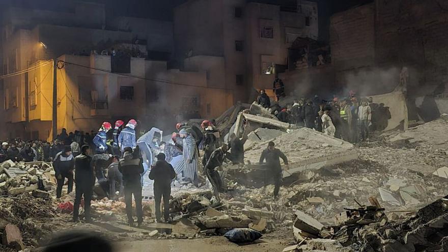 Personal de salvament treballa enmig de la runa, ahir a Fes.  | OMAR EL MOUZAINE / EFE