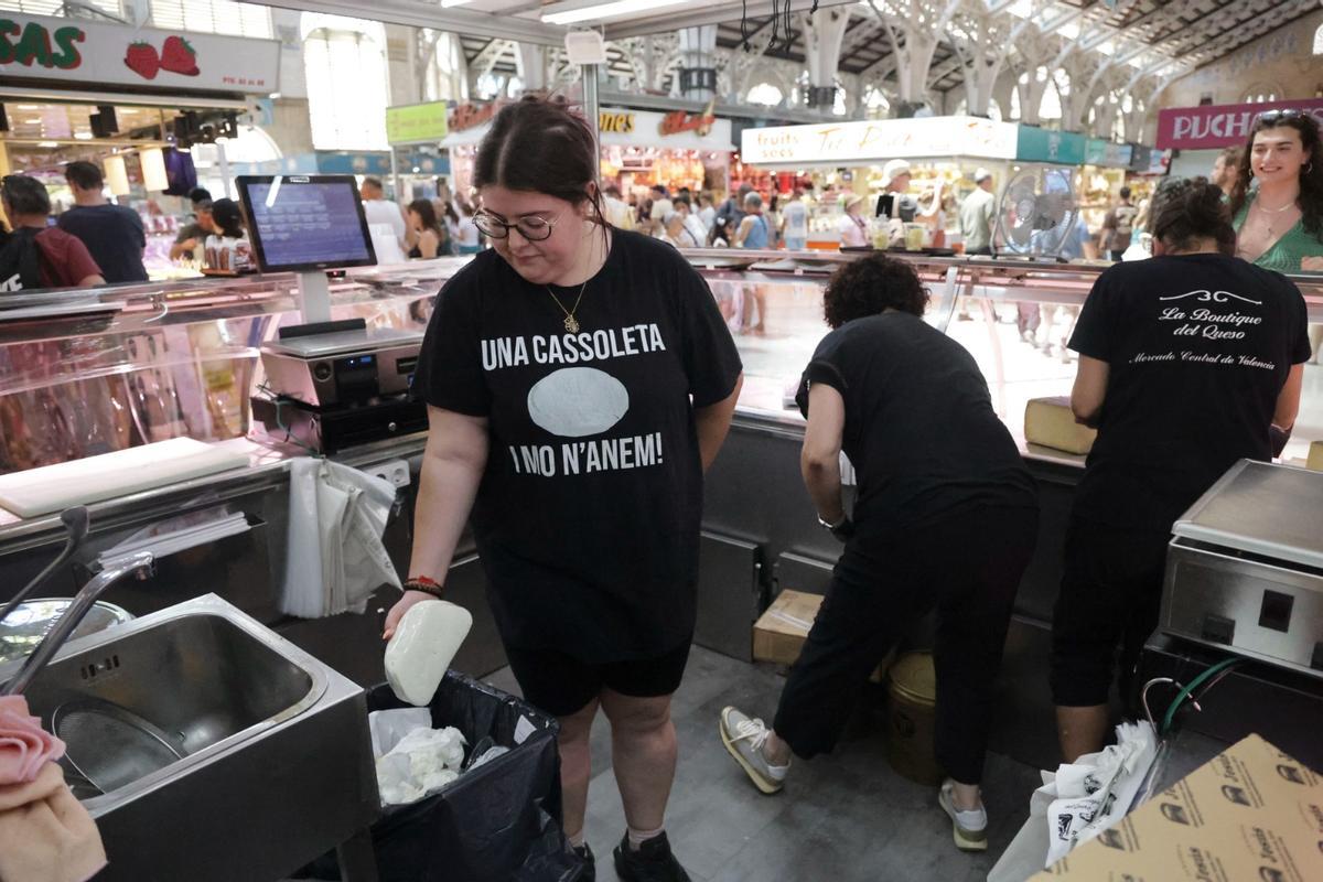 Los puestos del Mercado Central limitan el género para que no se estropee por el calor