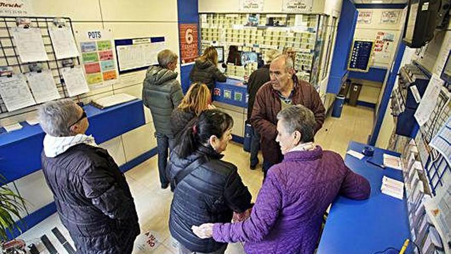 Cues a l&#039;administració de loteria Merche de Girona, divendres passat, per adquirir números del sorteig.