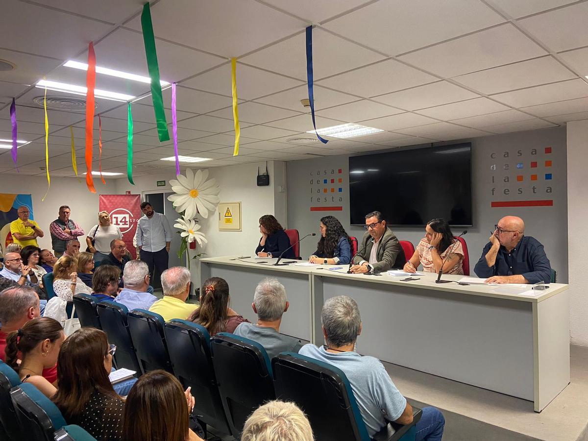 La concejala de Fiestas, Cristina Cutanda, y el presidente de la Federació de Fogueres, David Olivares, en la asamblea este martes.