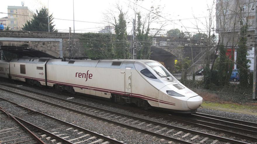 Un tren Avant a su paso por la estación de Ourense // Iñaki Osorio