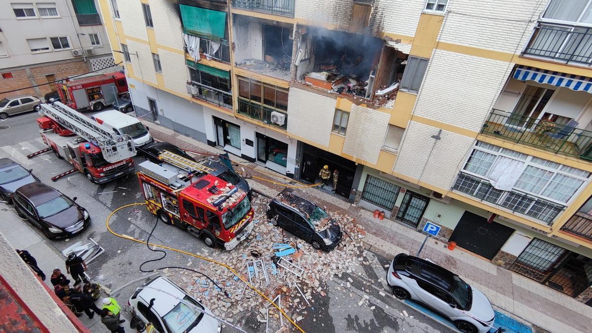 La fçana de l'edifici ha volat pels aires