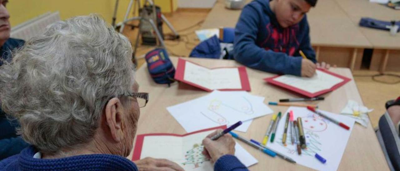 Arriba, Felipa Muñoz colorea un árbol de Navidad en presencia de Amir Mondragón. Sobre estas líneas, Andrés Armando escucha la dedicatoria de Nerea Méndez.