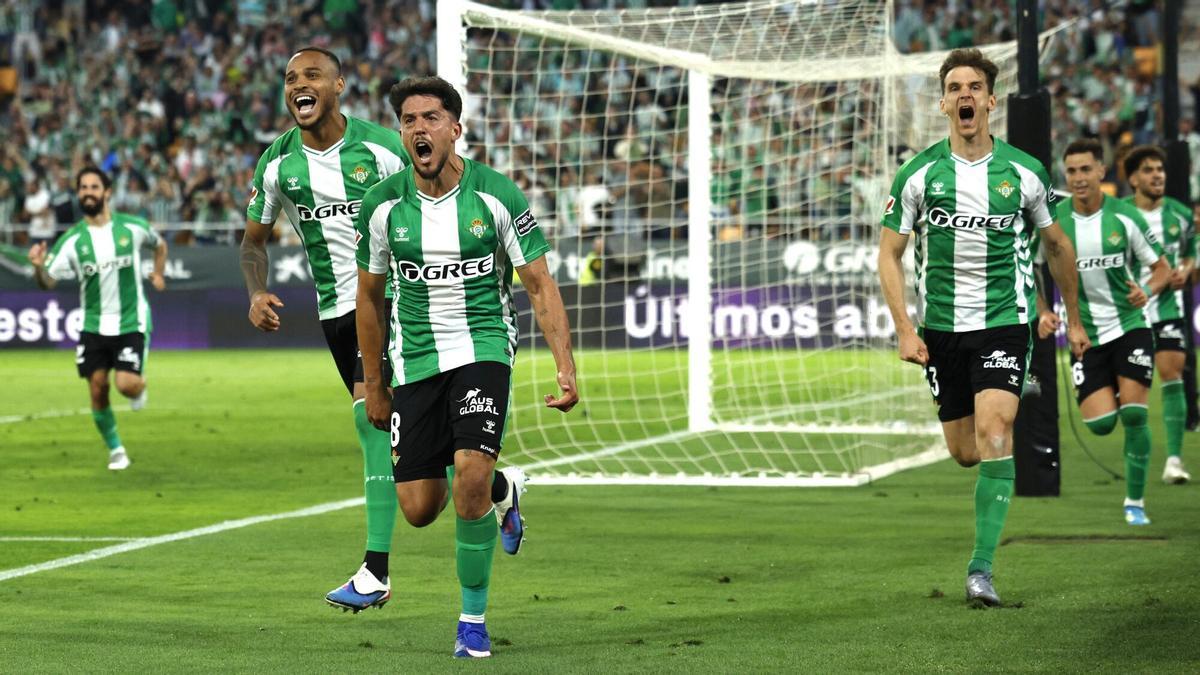 Pablo Fornals celebra su gol en el Betis-Elche de LaLiga en La Cartuja de la jornada 36