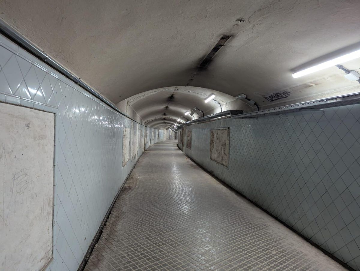 Antiguo túnel que conecta la L1 y la L3 bajo la plaza Catalunya. Antiguo túnel que conecta la L1 y la L3 bajo la plaza Catalunya.