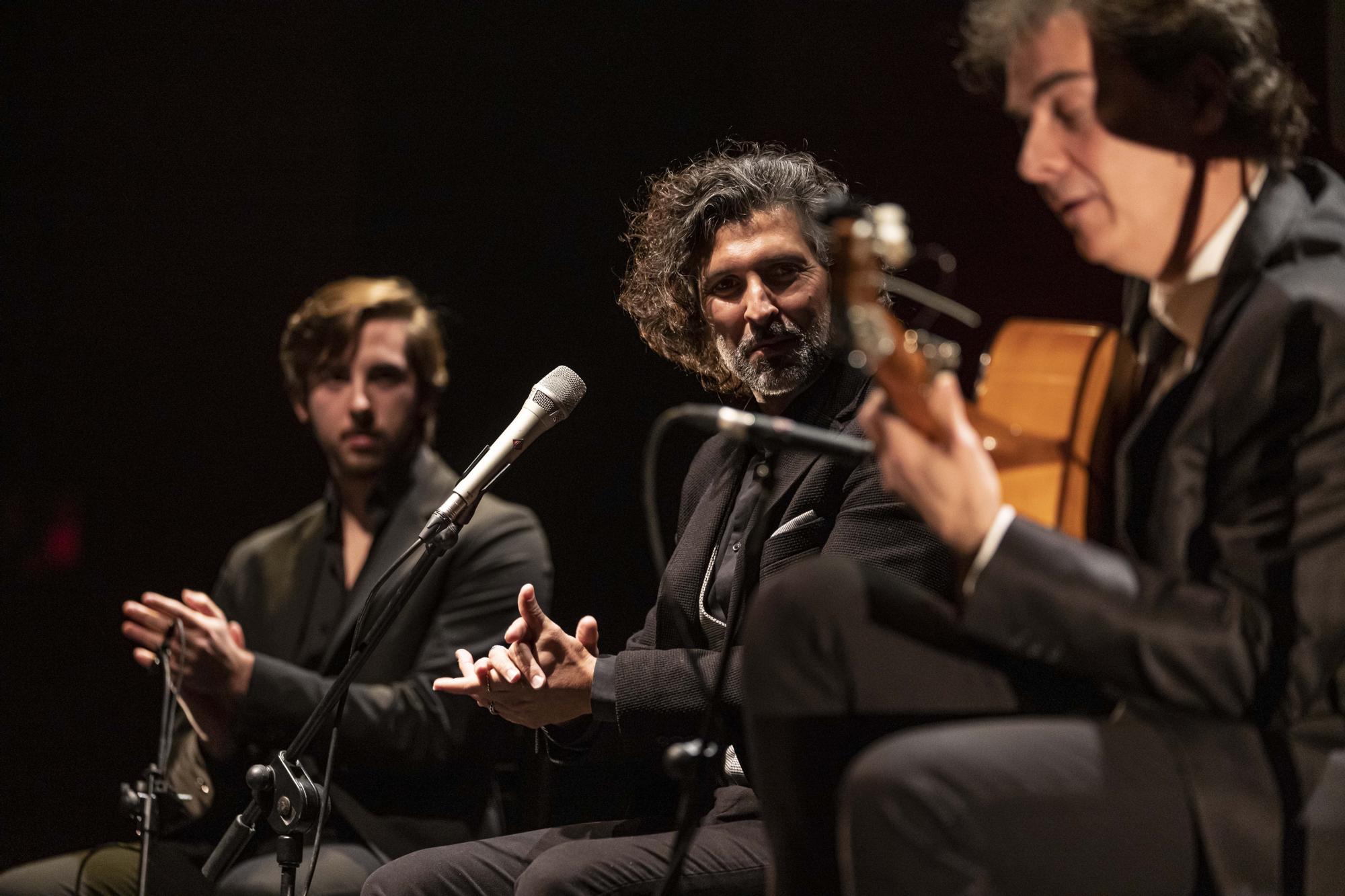 El cante de Arcángel enamora en Les Arts