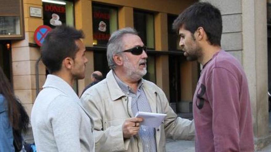 El delegado provincial de fútbol charla con Hugo Aguado y Manu Arias, ambos renovados.