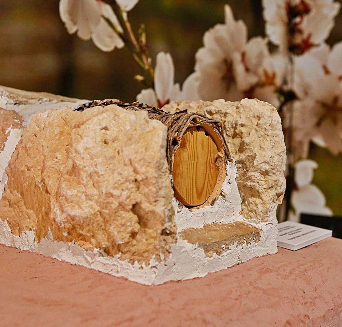 Maqueta de una antigua ‘casera’ de abejas. | T.E.