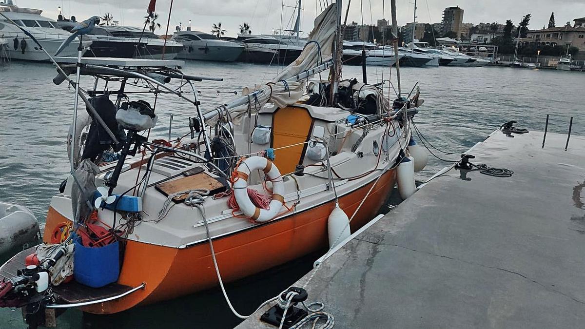 El velero Hugh, atracado en Calanova tras la odisea vivida durante el temporal.