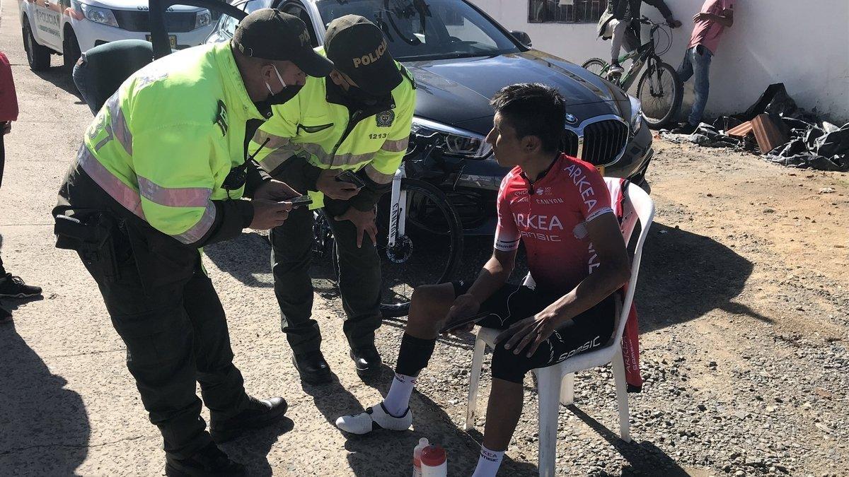 Nairo Quintana habla con dos policías tras su accidente.