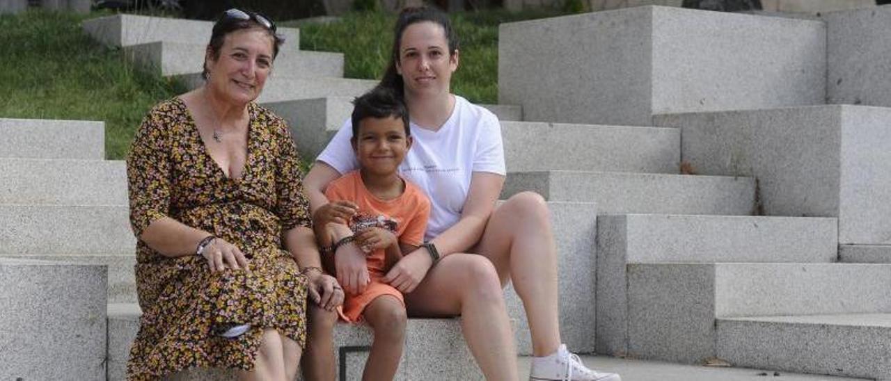 Noelia Daparte junto a Hamdi y su madre en Rodeiro.