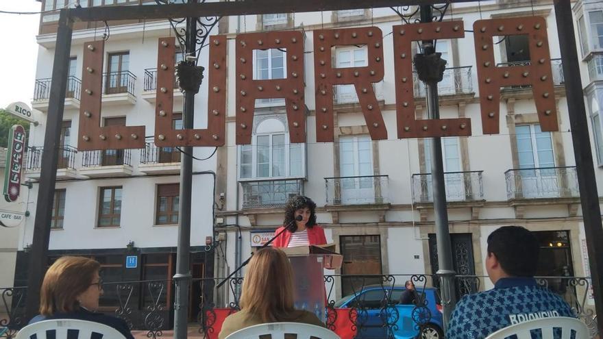 En imágenes: Así fue la lectura de El Quijote en pleno centro de Luarca