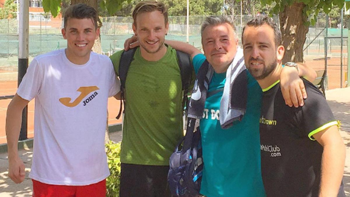 Rakitic, junto a sus compañeros de pádel