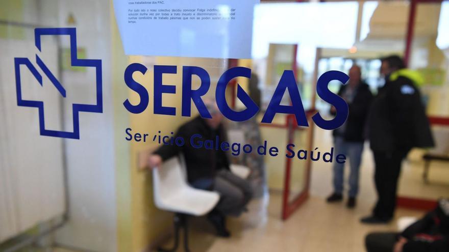Logotipo del Sergas en una mampara del centro de salud de Teixeiro.