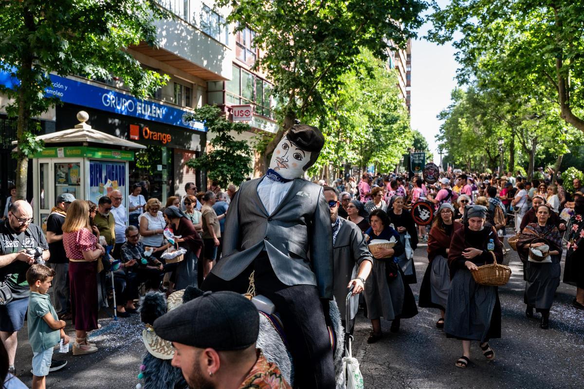 Fotogalería | Las imágenes de Jato: el desfile de los festejos de la provincia de Cáceres llena Cánovas con su colorido flolclórico
