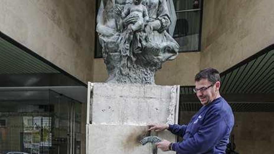 Roban los relieves de bronce del Monumento a la Navidad