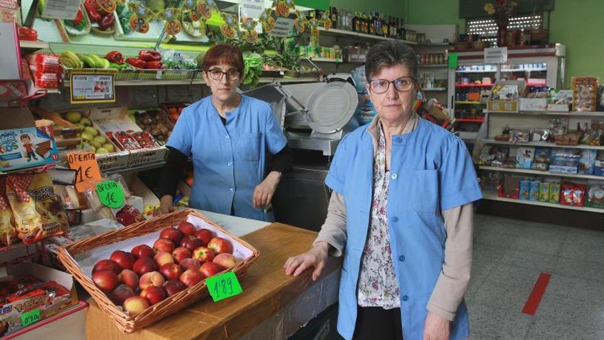 Mariló y Elena en “Comestibles Mariló”, en Ramón Puga.   | // I. OSORIO 