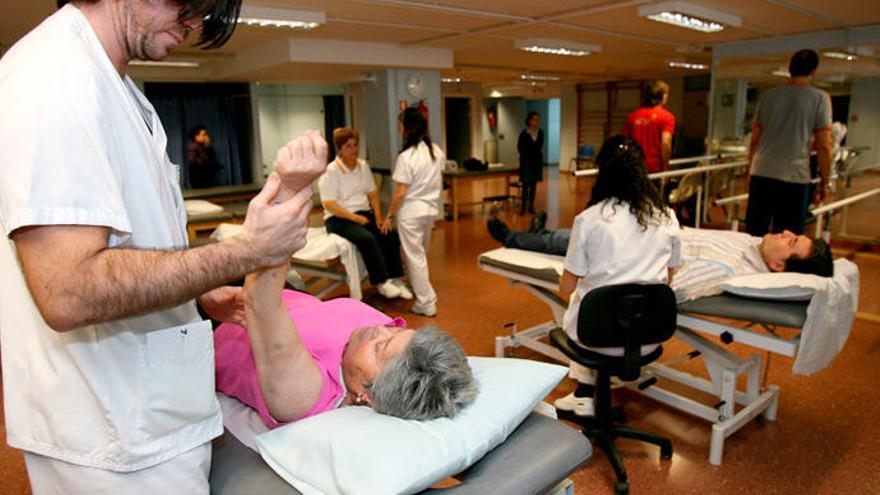 Pacientes reciben rehabilitación en un hospital gallego.