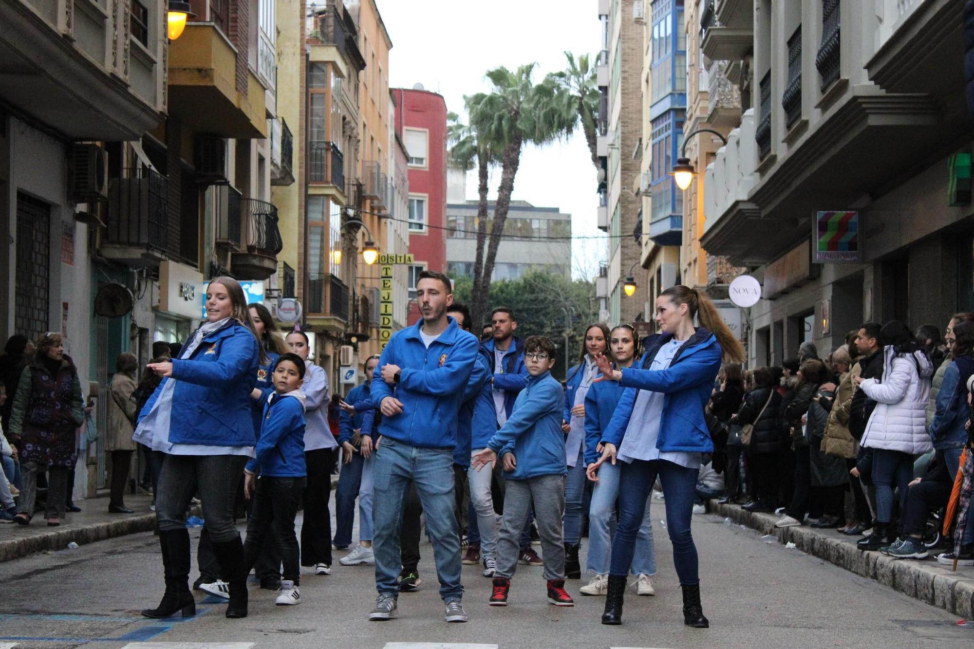 Las comisiones falleras llenan Alzira de música y baile en el desfile de pasodobles