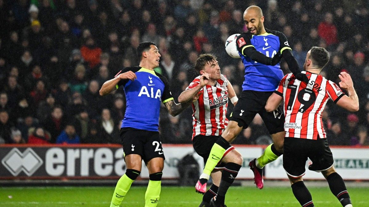 Lucas Moura, en una acción del partido de octavos de la FA Cup