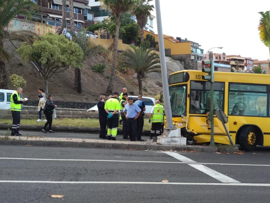 Una guagua choca contra una farola en Escaleritas