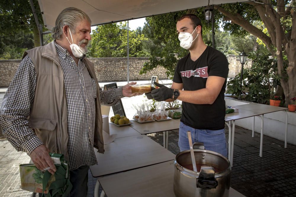 La solidaridad de Eric alimenta a los parados de Cala Major