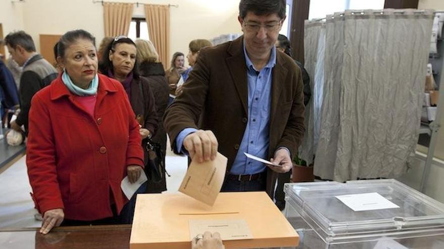 Juan Marín, ayer cuando ejerció su derecho a voto.