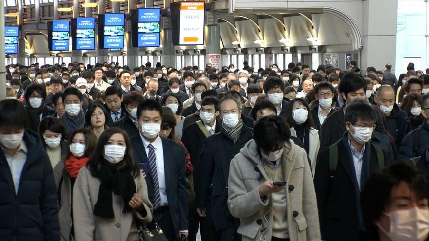 Japón relaja sus normas sanitarias y equipara la covid-19 a la gripe común