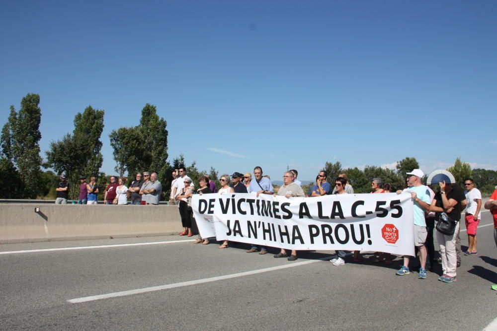 Una trentena de persones tallen la C-55 en ambdós sentits a Manresa en l''acte reivindicatiu