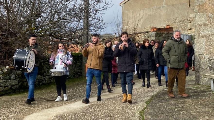 Pasacalles con la charanga alistana por las calles de Brandilanes. | Ch. S.